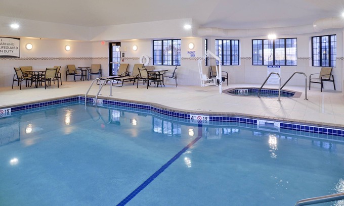 Rochester Condo | King Suite | Free Breakfast + Shared Pool & Hot Tub. Close to Mayo Clinic!