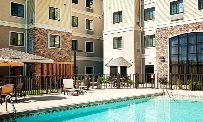 Greenwich Condo | King Suite. Free Breakfast. Outdoor Pool.