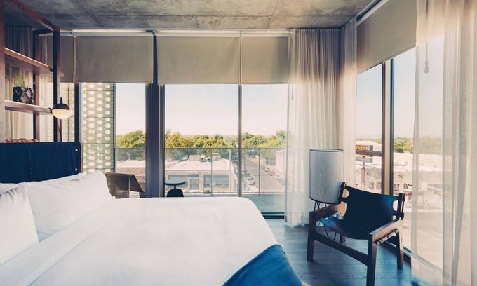 South River City Hotel | King Suite with Soaking Tub & Balcony in Austin