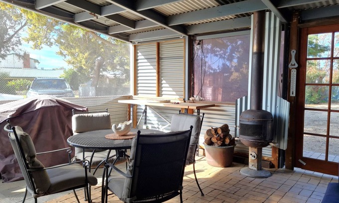 Clinton House | Kingfisher Cottage, Port Clinton