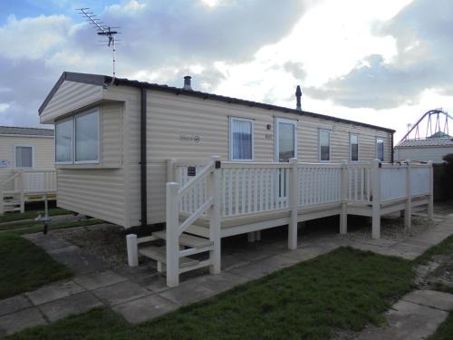 Ingoldmells House | Kingfisher Mistral 8 Berth, Central Heated, Close to site exit FREE WIFI