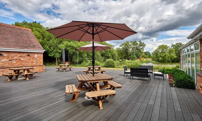 Deanshanger Hotel | Kingfisher Park Limited