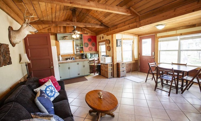 Kingsland Cottage | Kingsland Duo – 2 Cottages in 1! Lakeview Living w/Lake Access