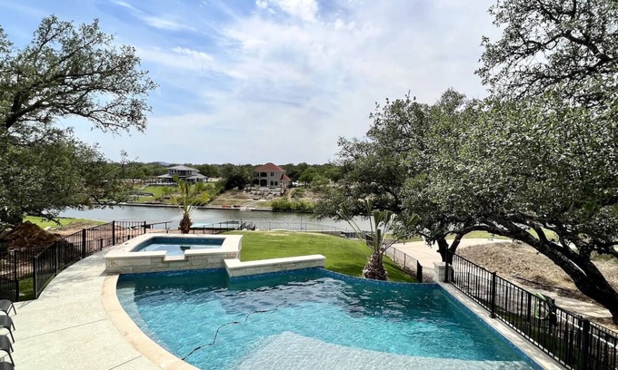 Kingsland House | Kingsland Gem | Lake, Pool, Spa + Nearby Wineries