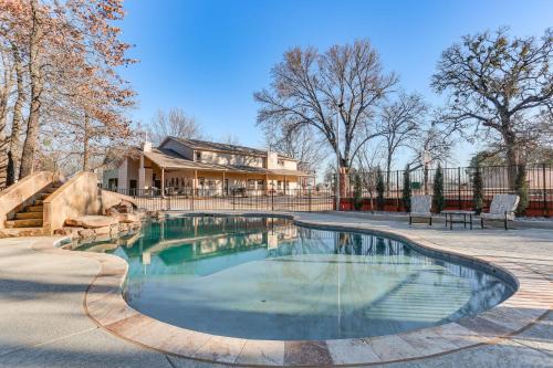 Kingston House | Kingston Home with Pickleball Steps to Lake Texoma!