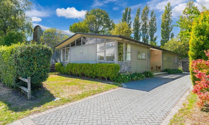 Kinloch House | Kinloch Lake - Taupō Holiday House