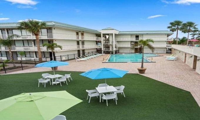Historic Downtown Kissimmee Hotel | Kissimmee Impeccable Room with 2 Double Beds & Tennis Court