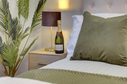 Headingley Apartment | Kist Accommodates - Stylish Headingley Apartment - Parking - 500 mps WIFI