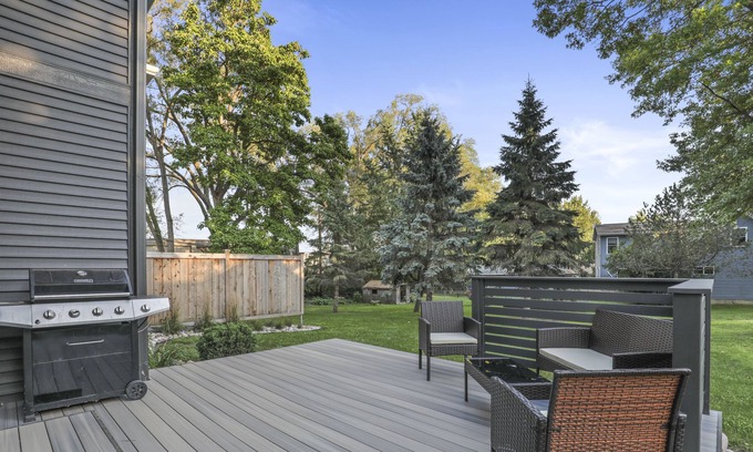 Monona House | KITCHEN ๐ฅ KING SUITE ๐ DECK & YARD ๐ SPACIOUS ๐ก