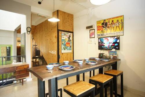 Taman Kota Laksamana House | Knocknock 70s Home, 5R5B Jonker Parking Netflix KTV Coway BBQ