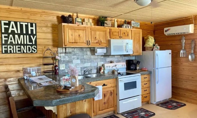 Bandera Cottage | “Knotty Pine Cottage"- Bandera Firepit & Pool