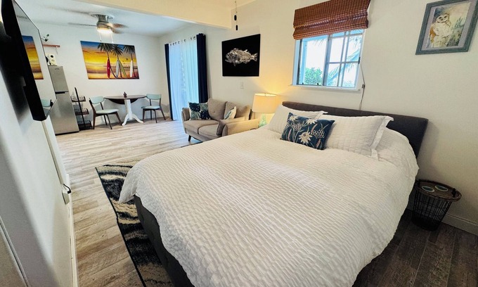 Kona Palisades Apartment | Kona Garden Studio Ohana: private sunset lanai & seasonal fruit from the garden!