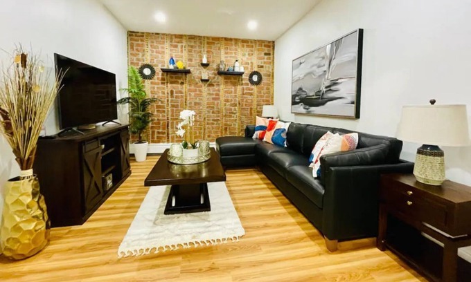 Bushwick Apartment | Kosciuszko Station | Spacious Luxury 3-Bed +Office