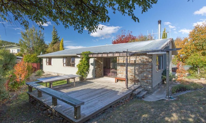 Wanaka House | Kowhai Cottage - Wanaka Holiday Home