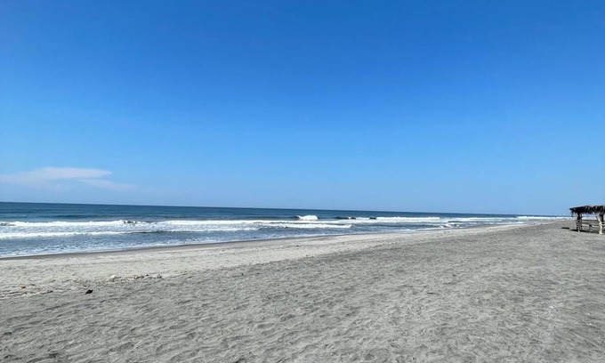 El Porvenir House | Kozy beach front house 20 min from the airport, private pool