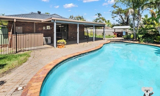 Mermaid Waters House | KozyGuru | Mermaid Waters | Charming 3 Bed Home