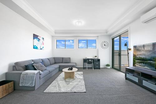 Wentworthville Apartment | KOZYGURU WENTWORTHVILLE KOZY 2 BED 1 BATH APT STREET PARKING NWE049