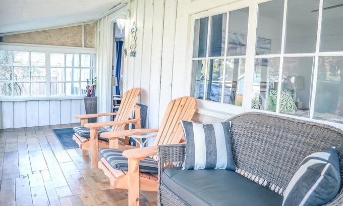 Comox House | Kye Bay Pet Friendly Steps to Beach - Encl. Porch