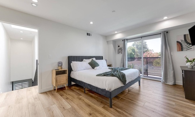 Sherman Oaks House | L.A Haven Georgous Townhome Garage Park