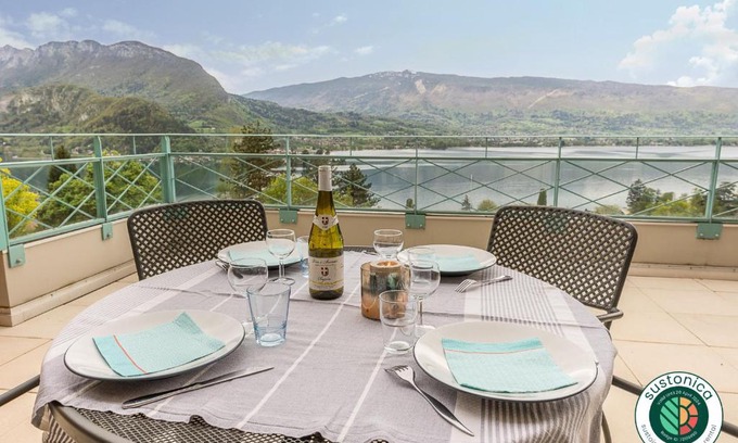 Talloires-Montmin Apartment | L'Hermitage, 3 appartements avec terrasse, vue lac, parking et PISCINE, LLA Selections by Location Lac Annecy