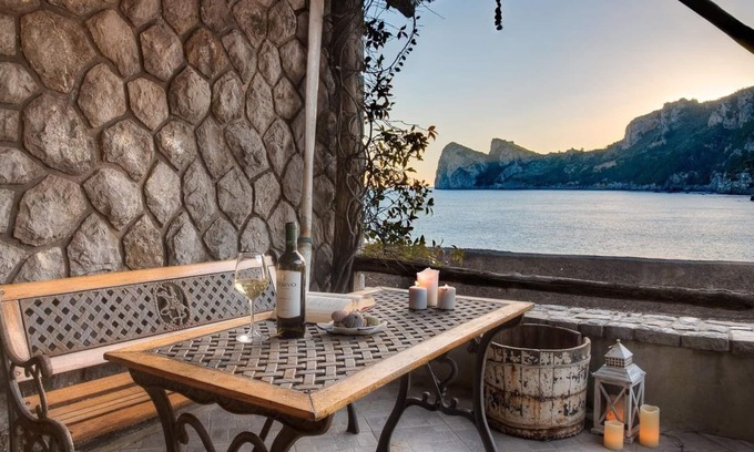 Marina del Cantone Apartment | La Cabane Bleau