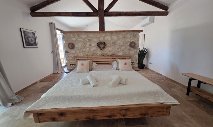 Arles Other | La cabanette in the Camargue