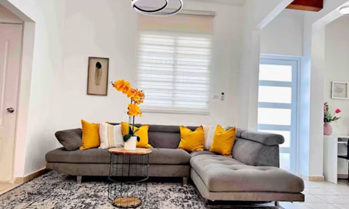Eleanor Roosevelt House | La Casa de Ada Near Airport & Beaches Charming 3-bedroom house with AC andWiFi