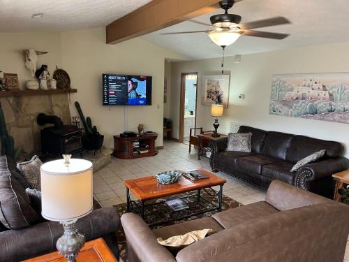 Gatlinburg - Pigeon Forge House | La Casa De La Cima "House on the Hill"