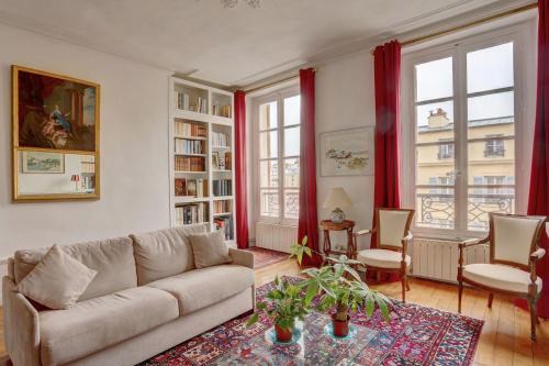 Saint-Louis Apartment | La chapelle Royale - Versailles