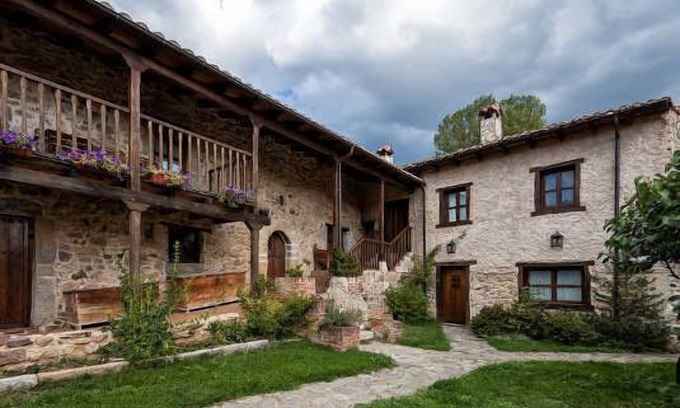 Montuerto Cottage | LA CORTE .Las Casas de Valdepielago for 4 people
