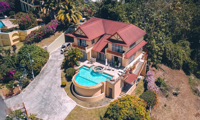 Black Rock Villa | La Jolie.Luxury home with infinity pool, jacuzzi and spectacular ocean view.