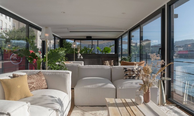 Centre Ville House | La Peniche - Bed And Bicycle - Vienne