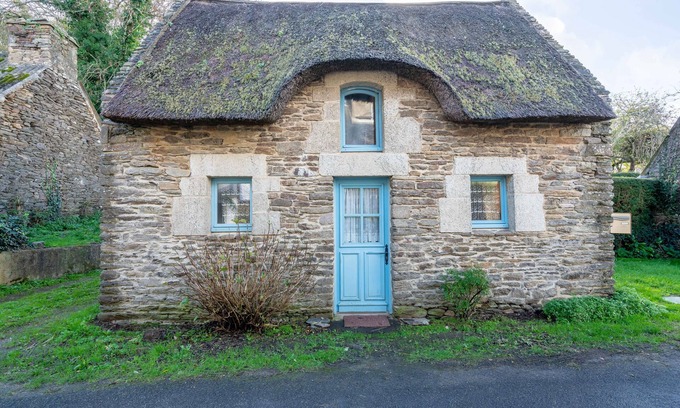 Kerherou House | La Petite Chaumière - One Bedroom House, Sleeps 4