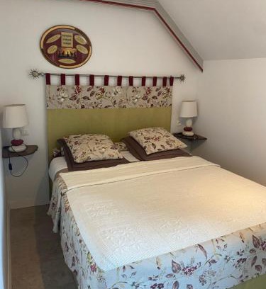 Saint-Meloir-des-Ondes Bed & Breakfast | La Petite Bergère