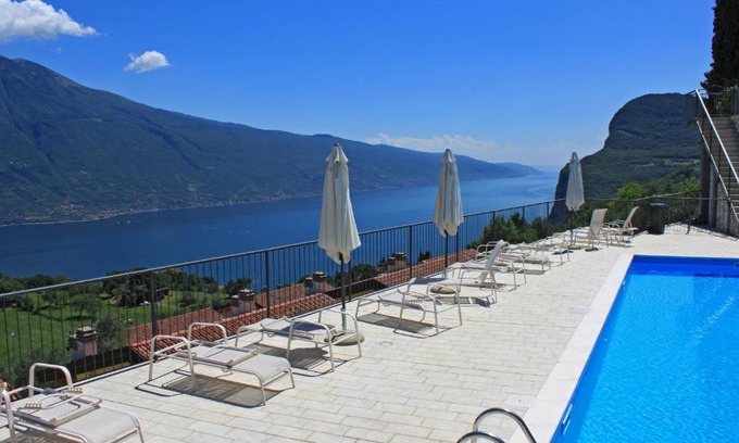 Pieve Apartment | La Quiete 56 Lake view Apartment by Gardadomusmea