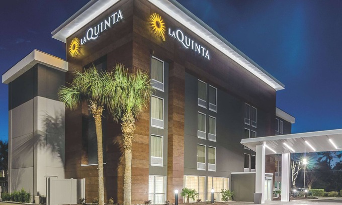 Myrtle Beach Hotel | La Quinta Inn & Suites by Wyndham Myrtle Beach - N Kings Hwy