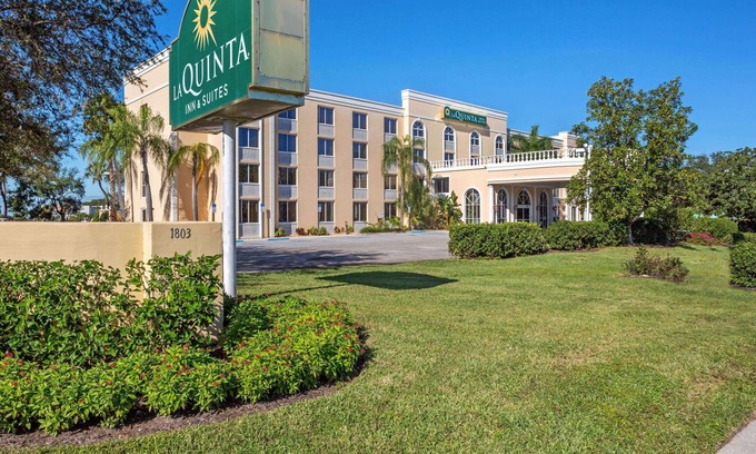 North Trail Hotel | La Quinta Inn & Suites by Wyndham Sarasota Downtown