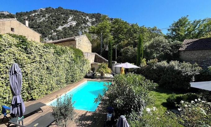 Robion Bed & Breakfast | La Suite du 52 en Provence - Bed and breakfast in a Mas de Village with pool