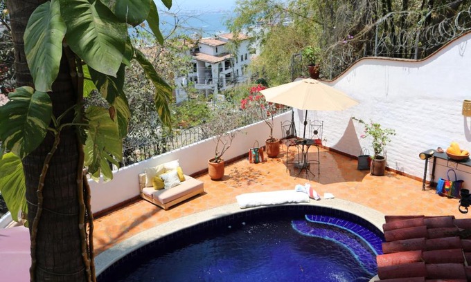 Amapas Bed & Breakfast | La villa del sol - pool & spa and staff