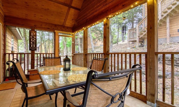 Branson West Cabin | Labor Day Open, Free SdcTickets! Cozy Cabin, Gated Stone Bridge Resorts with Ideal Location!