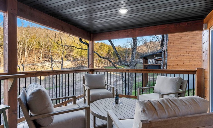 Branson Cabin | Labor Day Open-Private Hot Tub-Cozy Fireplace-Free Daily Attraction Tickets-Close to Top of the Rock