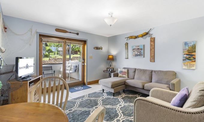 Big Cedars Apartment | Labor Day Open Water's Edge Greets You-Ground-Level Suite-Dog Friendly-Free Tickets-Cmty HotTub!