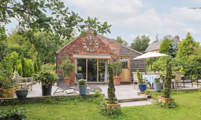 Newton Grange Cottage | LADYCROFT BARN, family friendly, with a garden in Ashbourne