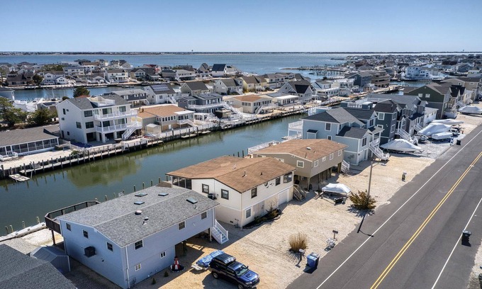 Beach Haven West House | Lagoon front. Single family. Boat slip. Beach Badges. WIFI. Kayak. Bicycles.