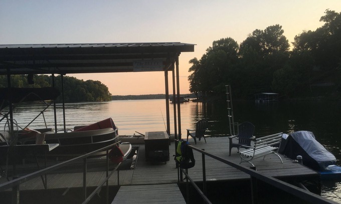 Eddyville Apartment | Lake Barkley - Great Lake front location & boat dock Included!