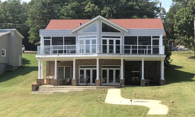Bracey House | Lake Escape - Updated 2024 - Unobstructed Views at our Family-Friendly Retreat!