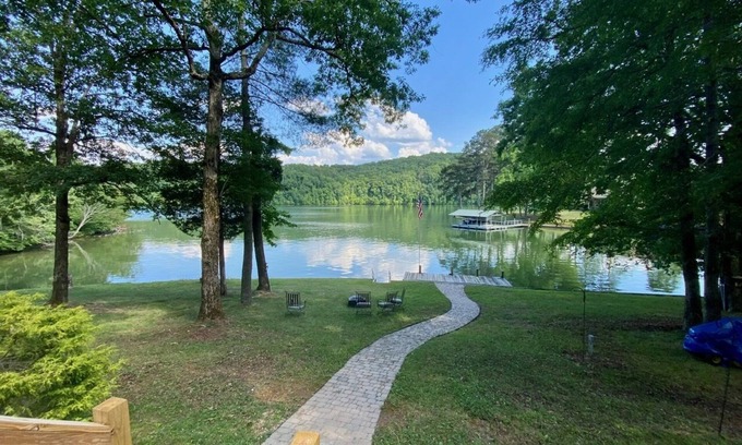 Rockwood Cottage | Lake Front Cottage w/dock-Sleeps 10-1story-Relax-Dog Friendly