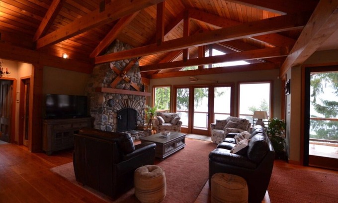Shawnigan Lake House | Lake Front Relaxation