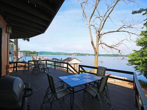 Lake Ozark House | Lake Front Stunner near HToad & Shady Gators
