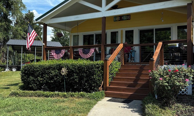 Hiawassee Ski Chalet | Lake Front, Two Docks, Family Friendly, Full Kitchen, Home Away From Home!